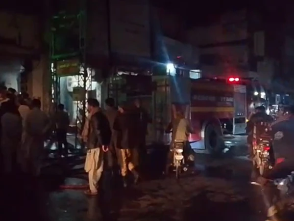 راولپنڈی، سٹی صدر روڈ پلازہ کے بیسمنٹ گودام میں خوفناک آگ، 11 گھنٹے سے ریسکیو آپریشن جاری