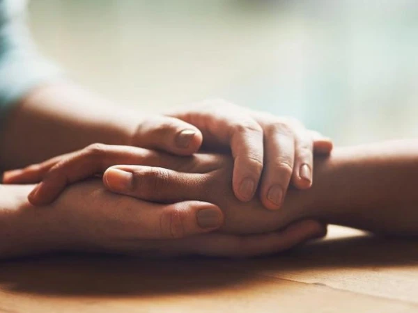 friendship helping people boosts happiness for old1760934453 0