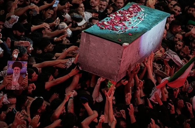 ایران: سابق سپریم لیڈر آیت اللہ علی خامنہ ای کی تدفین، بے مثال مجمع 1 fune d 16433452552375822531