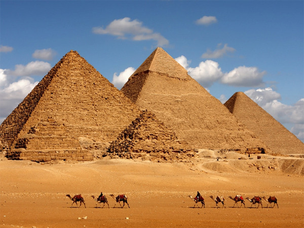 اہرامِ مصر کی تعمیر کا معمہ سلجھنے کے قریب، حیرت انگیز انکشاف سامنے آگیا 33 giza pyramids 2 1525727177