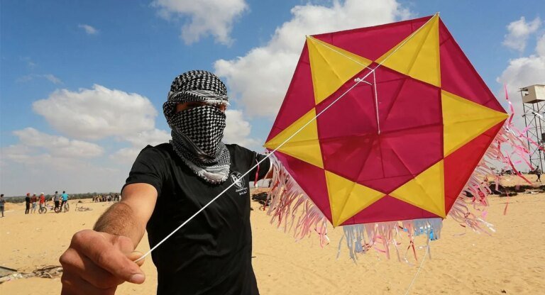 Israel warns Hamas over kite launches from Gaza