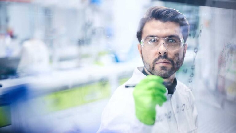 Lung cancer drug candidate prolonged lives in trial