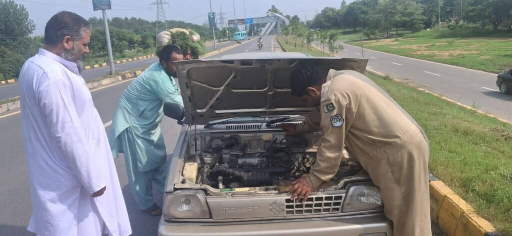 اسلام آباد ٹریفک پولیس کی "میکینک آن ویلز" سروس شہریوں کی سہولت کے لیے سرگرم عمل 2 img 20250818 wa0655693646085926793811