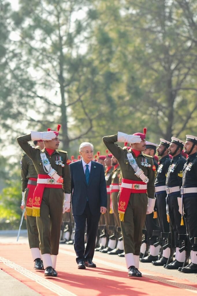 اسلام آباد: قازقستان کے صدر قاسم جومارت توکایف کا وزیراعظم ہاؤس پر پرتپاک استقبال، گارڈ آف آنر پیش 3 img 20260204 wa12022653531971824233506