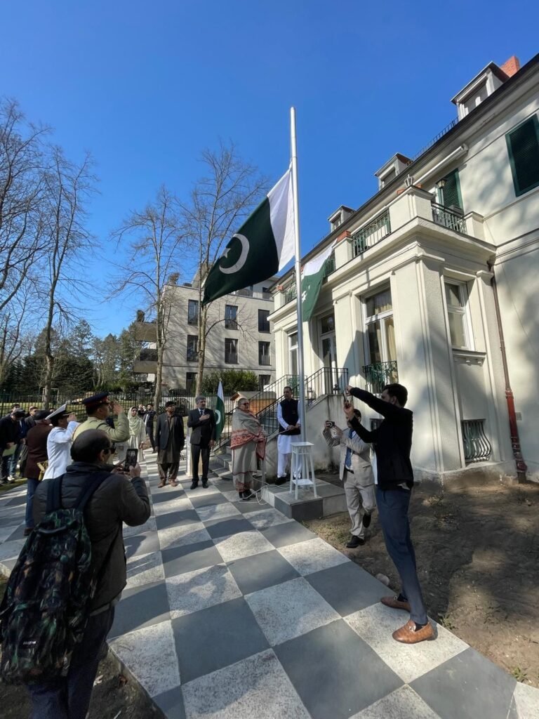 ہمیں اپنے ملک کو علاقائی اور عالمی محاذوں پر چیلنجز پر قابو پانے کے قابل بنانے کے لیے اتحاد، ایمان اور نظم و ضبط کے اصولوں پر عمل کرنا چاہیے: سفیر ثقلین سیدہ 2 img 20260323 wa1049500292490153060175