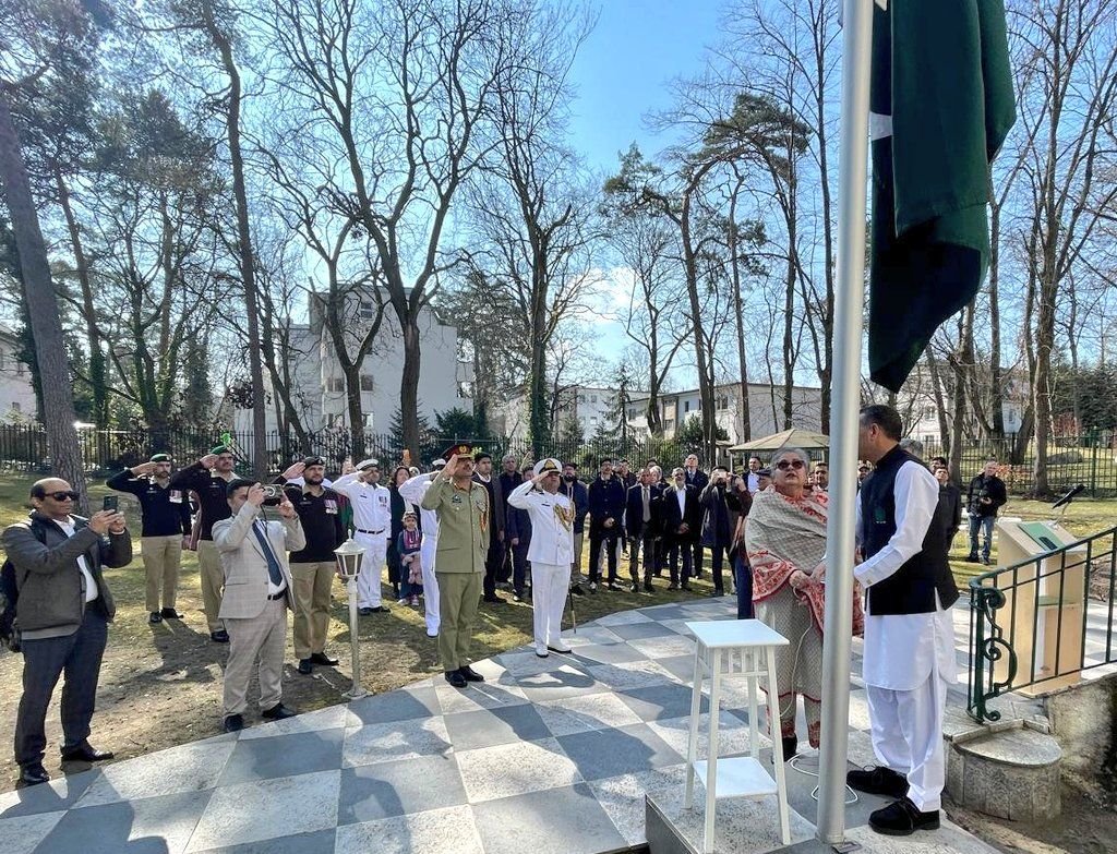 ہمیں اپنے ملک کو علاقائی اور عالمی محاذوں پر چیلنجز پر قابو پانے کے قابل بنانے کے لیے اتحاد، ایمان اور نظم و ضبط کے اصولوں پر عمل کرنا چاہیے: سفیر ثقلین سیدہ 4 img 20260323 wa10541898416454282466321