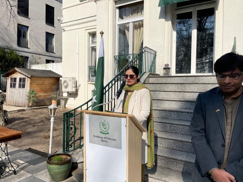 ہمیں اپنے ملک کو علاقائی اور عالمی محاذوں پر چیلنجز پر قابو پانے کے قابل بنانے کے لیے اتحاد، ایمان اور نظم و ضبط کے اصولوں پر عمل کرنا چاہیے: سفیر ثقلین سیدہ 6 img 20260323 wa10562603503463126726152