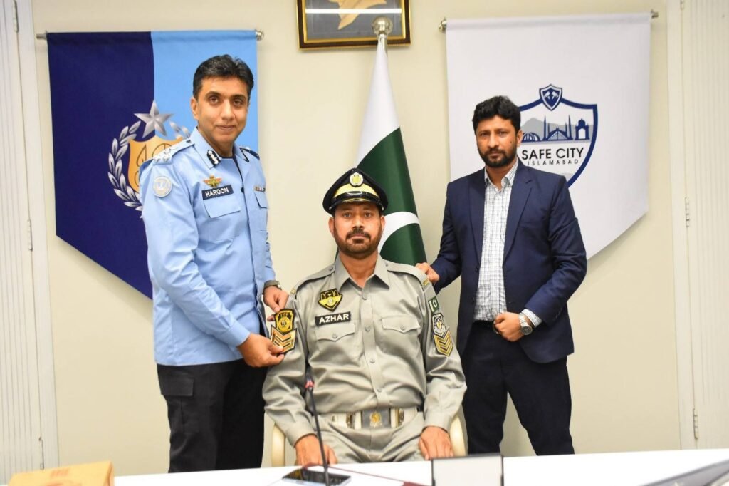 اسلام آباد پولیس میں ترقیوں کی پروقار تقاریب — افسران کو رینک لگا دیے گئے 5 img 20260408 wa24405660521076442478086