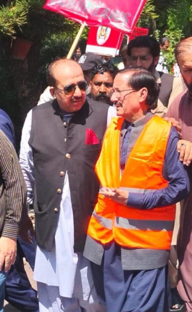 یوم مزدور 2026: پاکستان میں محنت کشوں کو خراج تحسین، کنٹریکٹ ورکرز کی مستقلی کا مطالبہ 3 img 20260501 wa25804600615263729642906