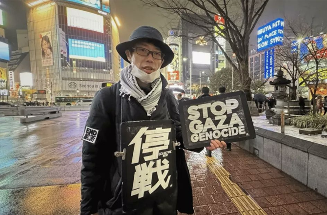 جاپان: ۳ سال سے غزہ کے حق میں تنہا احتجاج کرنے والے کارکن 33 japan 3826 d