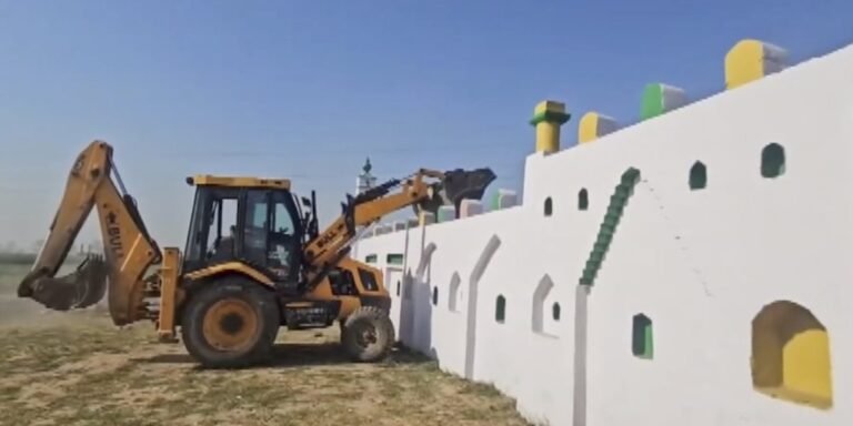 سنبھل ضلع انتظامیہ نے امام باڑے اور عیدگاہ کو ’غیر قانونی‘ قرار دے کر منہدم کیا