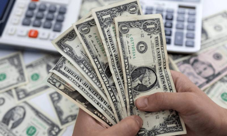 ڈالر کے مقابلےمیں بھارتی روپیہ پھر تاریخی کمزوری کیساتھ ریکارڈ نچلی سطح پر