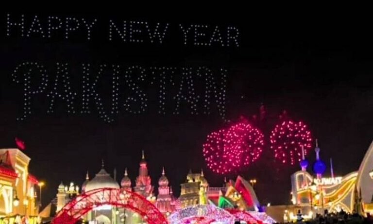 دبئی کے گلوبل ولیج میں آسمان پر ‘پاکستان ہیپی نیو ایئر’