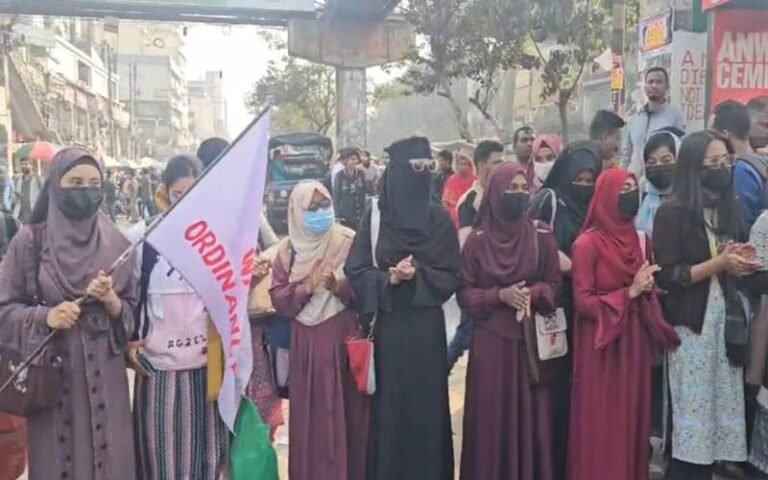 ڈھاکہ میں طلباء نے سڑکیں بلاک کر دیںشدید ٹریفک جام