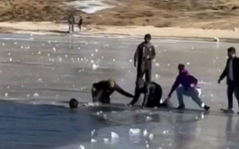 برف سے جمی جھیل کی سیر کو آنیوالے سیاح برف ٹوٹنے سے ڈوب گئے
