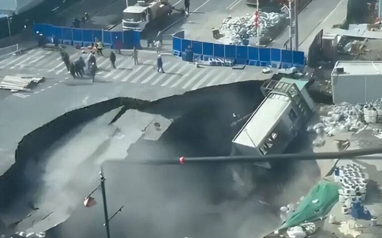 چین میں سڑک زمین میں دھنس گئی