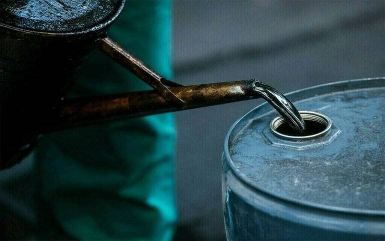 کروڈ آئل کی قیمت میں ڈرامائی کمی پاکستان میں پٹرول ڈیزل سستا ہونےکی توقع