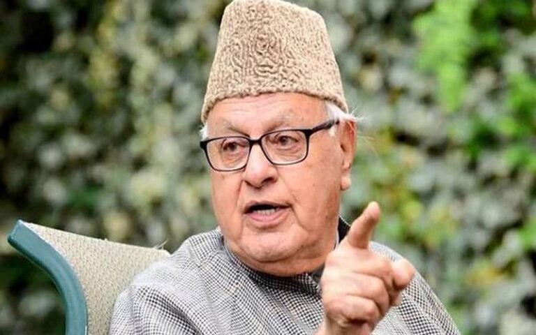 مقبوضہ کشمیر کے سابق وزیراعلیٰ فاروق عبداللّٰہ قاتلانہ حملے میں محفوظ، ویڈیو بھی آگئی