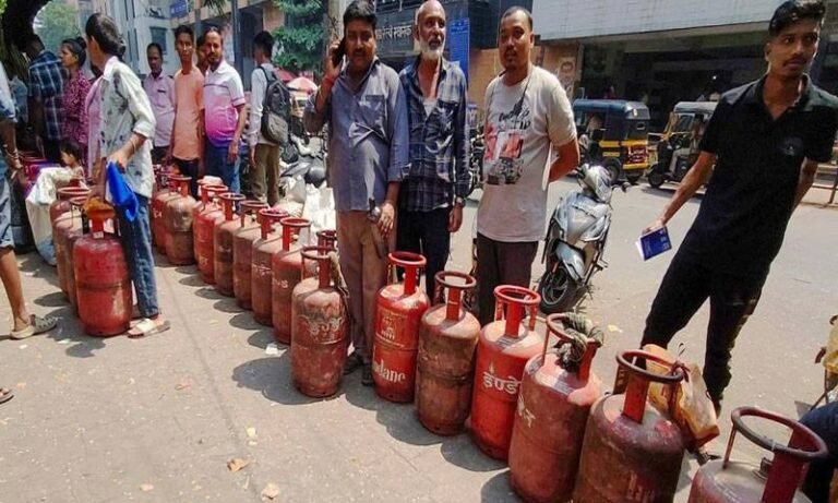بھارت:گیس سلنڈر بھروانے کیلئے قطار میں لگنے والا شخص انتقال کر گیا