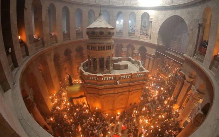 یروشلم میں مقدس آگ کا ظہور ؛ آرتھوڈوکس مسیھیوں کے ایسٹر کاآغازہوگیا 118 news 1775939332 3167