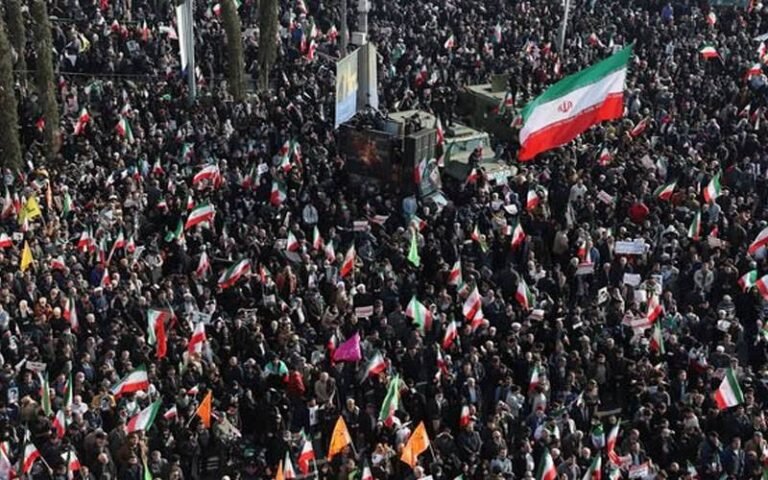 ایران :ہزاروں افراد کا سپریم لیڈر کے حق میں مظاہرہ