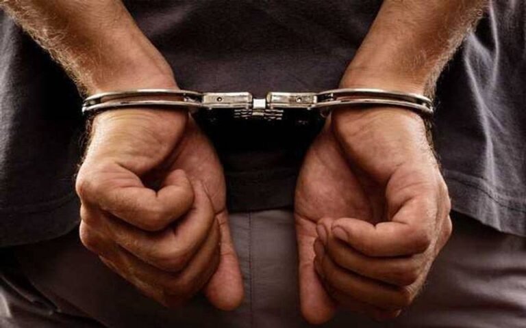بھارتی مالیاتی مشیر بیوی کے ذریعے 10 لاکھ روپے رشوت لیتے گرفتار
