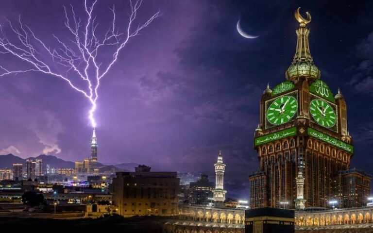 مکہ مکرمہ میں حیرت انگیز منظر آسمانی بجلی کلاک ٹاور سے ٹکرا گئی,ویڈیو وائرل