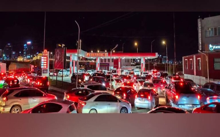 اہم ملک میں پٹرول ختم ؟   گاڑیوں کی لمبی قطاریں!