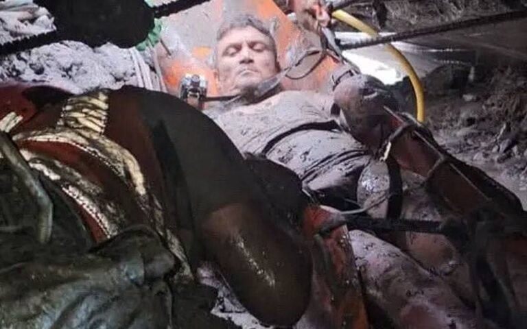 نیپال میں معجزہ ہو گیا نو دن سے سرنگ میں پھنسے دو کارکن زندہ سلامت نکل آئے