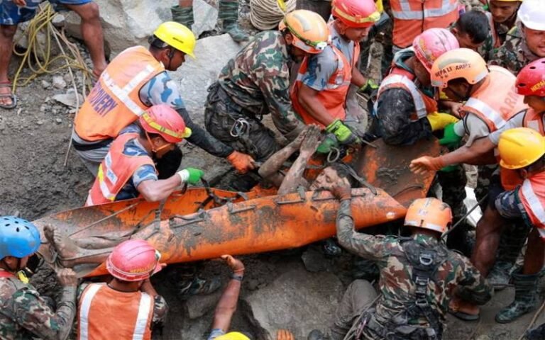 9 دن تک ملبے تلے دبے  2افراد معجزانہ طور پر بچ گئے