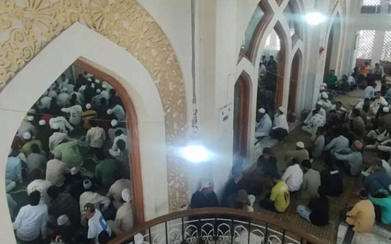 مدھیہ پردیش میں مسلمان مسجد کو بچانے کے لئے گھروں سے نکل آئے، ہر وقت مسجد میں سرفروشوں کا ہجوم