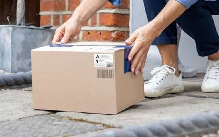 بغیر آرڈر پارسل کی گھر پر ڈلیوری کھولتے ہی خاتون کے ہوش اڑ گئے