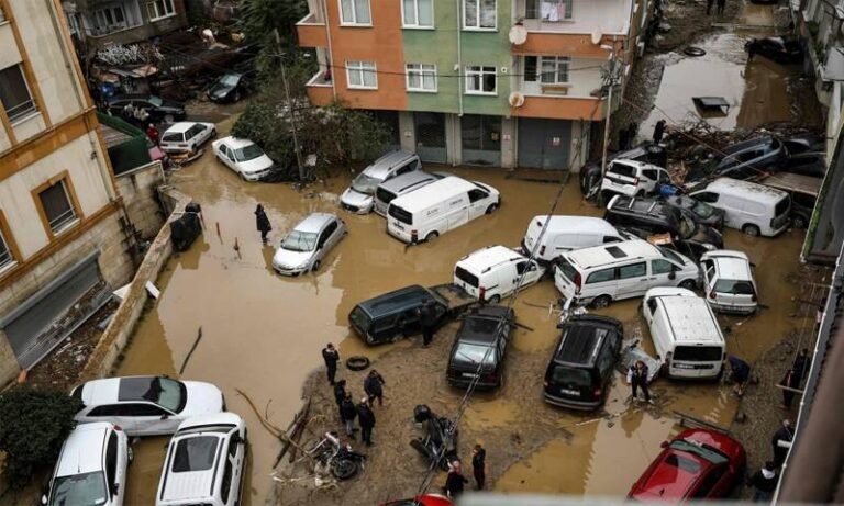  بارش کا 80 سالہ ریکارڈ ٹوٹ گیا!  سکول بند شہریوں کو گھروں میں رہنے کی ہدایت