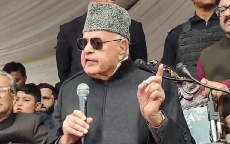 فاروق عبداللہ نے مقبوضہ کشمیر پر بھارتیہ جنتا پارٹی کے قبضہ کے خلاف بغاوت کر دی، پاکستان کی پہلی بار تعریفیں
