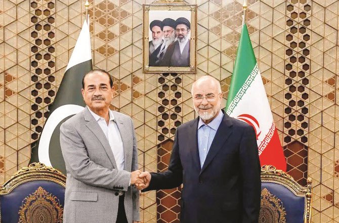 پاکستان کے آرمی چیف کا تہران دورہ — امریکہ اور ایران مذاکرات کی بحالی کیلئے ثالثی کی کوششیں تیز