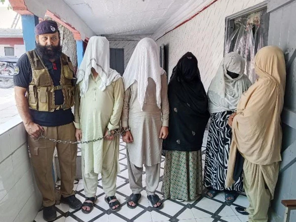 peshawar hashtnagri hasband kill her wife on road1787842707 0