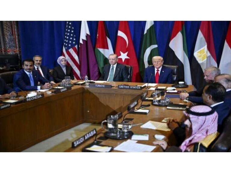 ایران جنگ کے خاتمے کا اشارہ؟ ٹرمپ کا بڑا انکشاف،امریکی نمائندوں کی ایرانی ثالثوں سے 3 گھنٹے طویل ملاقات تہران کے سامنے دو راستے ہیں جن میں سے ایک انتہائی خراب ہے جبکہ دوسرا عظمت کی جانب لے جاتا ہے.امریکی صدر کی نیویارک میں عرب اور اسلامی ممالک کے راہنماﺅں سے ملاقات کے موقع پر گفتگو