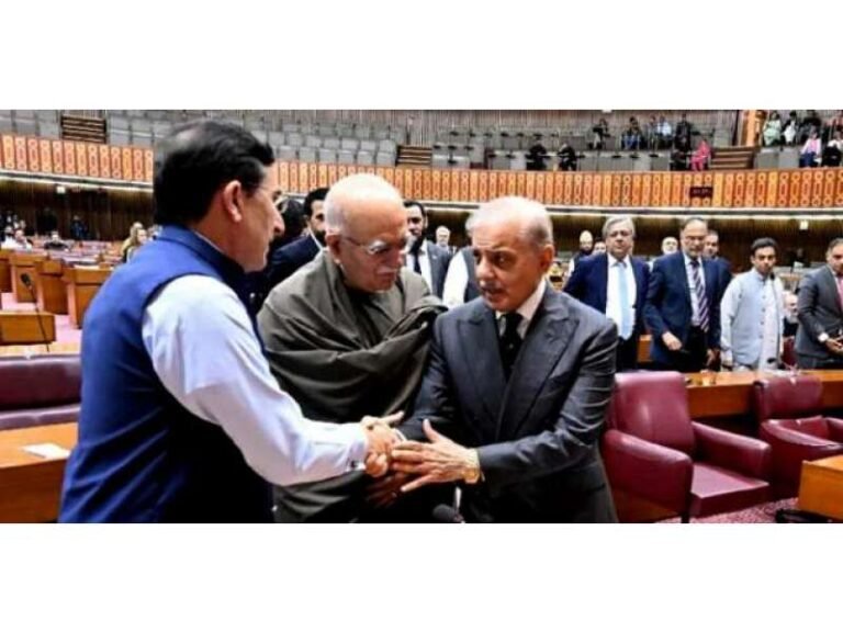 شہباز شریف کے ساتھ کسی درخت کے نیچے ملاقات کر سکتا ہوں مگر وزیر اعظم ہاﺅس نہیں. محمود خان اچکزئی تحریک انصاف نے حکومتی ٹیم سے ملاقات کی دعوت قبول کر لی‘ملاقات کل سپیکر چیمبر میں ہوگی. بیرسٹر گوہر نے باضابط تصدیق کردی