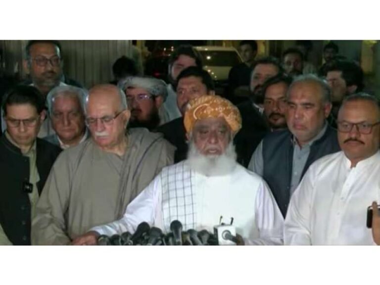 اپوزیشن جماعتیں بلاول بھٹو کو ساتھ ملا کر شہبازشریف حکومت کیخلاف تحریک عدم اعتماد لانا چاہتی ہیں پیپلزپارٹی میں اکثریت چاہتی ہے کہ حکومت کا ساتھ چھوڑ دینا چاہیے، لگتا ہے حالات خراب ہوں گے اور حکومت نقصان اٹھائے گی، صحافی حامد میر