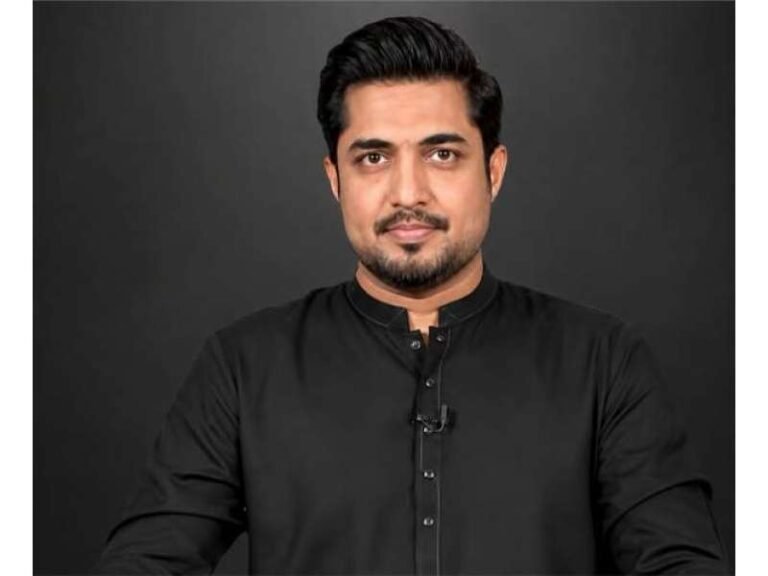 اینکرپرسن سید اقرار الحسن کو حراست میں لے لیا گیا، اہل خانہ کی تصدیق ہم رات کے وقت سو رہے تھے کہ اچانک گھر کے باہر سے شدید شور اور زور زور سے آوازیں آنا شروع ہوگئیں کہ اقرار کو باہر نکالو ورنہ ہم سب کچھ توڑ دیں گے؛ عوام راج پارٹی کے سربراہ کی اہلیہ فرح اقرار کی گفتگو