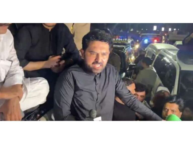 وزیراعلیٰ خیبرپختونخوا سہیل آفریدی دورہ لاہور مکمل کرنے کے بعد سیالکوٹ پہنچ گئے سہیل آفریدی لاہور سے براستہ سیالکوٹ موٹروے روانہ ہوئے، لاہوریوں کا شکریہ ادا کرتا ہوں کہ جس طرح انہوں نے تمام ترفسطائیت، جبر اور ظلم کا مقابلہ کیا، وزیراعلیٰ سہیل آفریدی