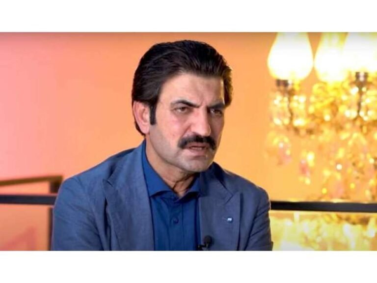 عمران خان نے بہن نورین سے کہا کہ ہم سپریم کورٹ کیوں گئے؟ آپ لوگوں نے کوئی ڈیل کی ہے؟ آپ مجھے نوازشریف سے ملا رہے ہیں؟ دنیا کو یہ پیغام دینا چاہتےکہ صحت کا بہانہ بنا کر این آراو لے رہا ہوں؟ لانگ مارچ کی لمبی تاریخ پر بھی ناراضی کا اظہار کیا۔ شیرافضل مروت کی گفتگو