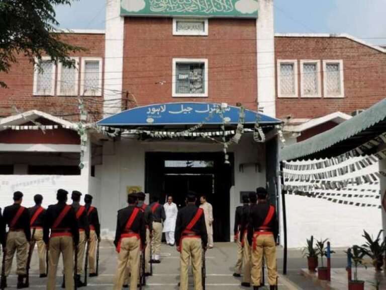 کوٹ لکھپت جیل میں قیدیوں کے درمیان لڑائی ایک ہلاک ‘دوسرا زخمی دنوں قیدیوں کو زخمی حالت میں ہسپتال لے جایا گیا جہاں ڈاکٹروں نے قتل کے مجرم اشرف کی موت کی تصدیق کردی