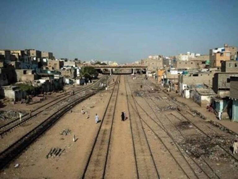 ریلوے کی ایک لاکھ 14 ہزارایکڑ اراضی کی ملکیت ادارے کے نام منتقل کر دی گئی چیئرمین نیب کی کوششوں ،وفاقی وزیر ریلوے کی خصوصی توجہ سے اراضی کی ملکیت منتقلی کے عمل میں پیشرفت ہوئی