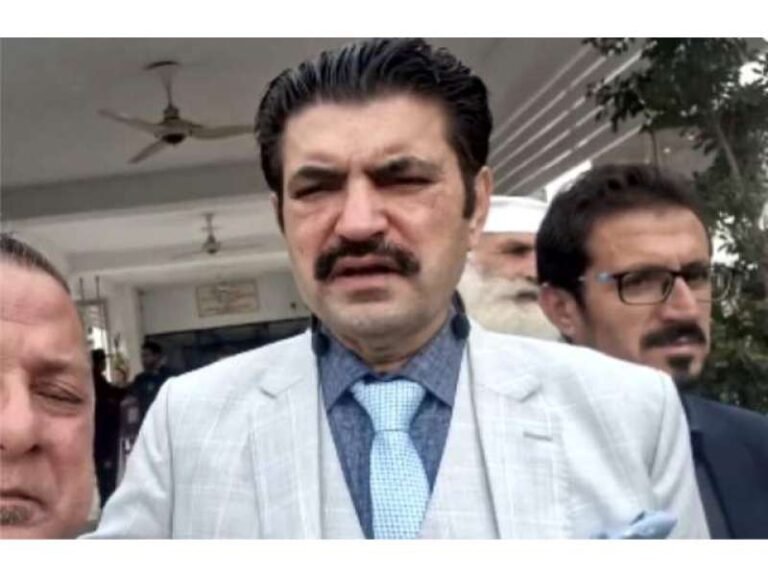 ڈاکٹرعظمیٰ صاحبہ! آپ کے دو مرتبہ بلاجواز تمسخر کو عمران خان کے احترام نظرانداز کرتا ہوں اگر تیسری مرتبہ مجھ پر حملہ کیا گیا تو جواب دینے کا حق محفوظ رکھتا ہوں، میں کوئی ذاتی تنازع نہیں چاہتا ہوں، براہِ کرم مجھ سے فاصلہ رکھیے، شیر افضل خان مروت کا ردعمل