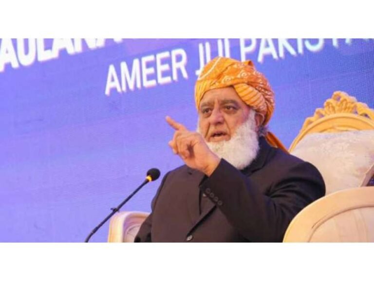 مولانا فضل الرحمان کو لگتا ہے کہ ان کے ساتھ ہاتھ ہوا ہے، منیب فاروق مولانا فضل الرحمان کی لڑائی یہ ہے کہ یہ جو نظام چل رہا ہے، اس میں پہلے اسٹیبلشمنٹ نے عمران خان کی حکومت گرانے میں ان کا استعمال کیا، آگے جب وقت آیا تو ان کو ان کا حصہ نہیں ملا؛ اینکرپرسن کا دعویٰ