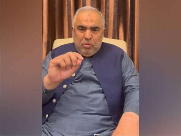 گورنر راج کا مقصد اگر دہشتگردی کا خاتمہ تھا تو پھر سیاسی مخالفین کے گھروں پر چھاپے کیوں مار رہے ہیں؟ اسد قیصر پولیس کو سیاسی انتقام کیلئے استعمال کرکے حکومت کیا حاصل کرنا چاہتی ہے؟ ہم ایسے ہتھکنڈوں سے نہ تو خوفزدہ ہوں گے اور نہ ہی اپنے آئینی، جمہوری اور سیاسی مؤقف سے پیچھے ہٹیں گے۔ رہنماء پی ٹی آئی کا ٹویٹ