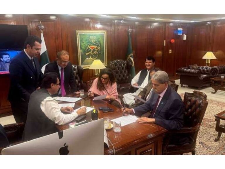 حکومت اور پی ٹی آئی کے مابین ڈرافٹ فائنل‘دستخطوں کا عمل شروع فریقین نے الگ الگ مشاورت کی جس کے بعد دوبارہ سپیکر چیمبر چلے گئے.نجی ٹی وی کا دعوی