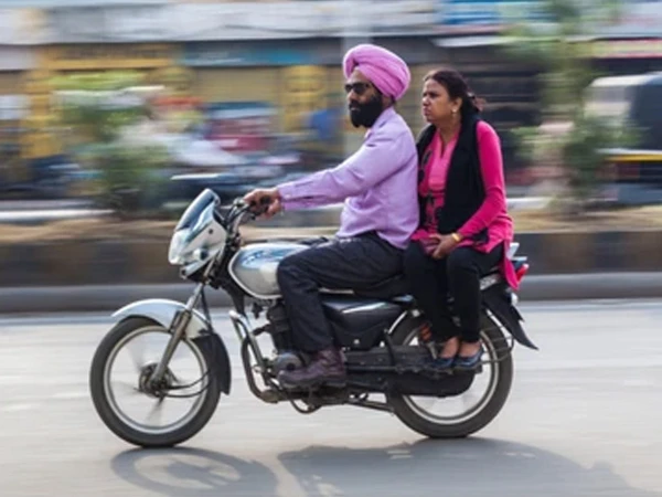 وزیراعلیٰ پنجاب کا سکھ برادری کو ہیلمٹ کے قانون سے مستثنیٰ قرار دینے کا اعلان 108 sikh bike helmet1766666416 0