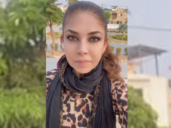 Mishi Khan bursts into tears after hearing about Imran Khan’s vision, video goes viral